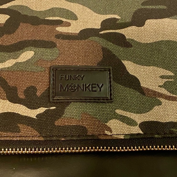 NWT Funky Monkey Camouflage Fold-Over Zippered Clutch - Picture 5 of 16